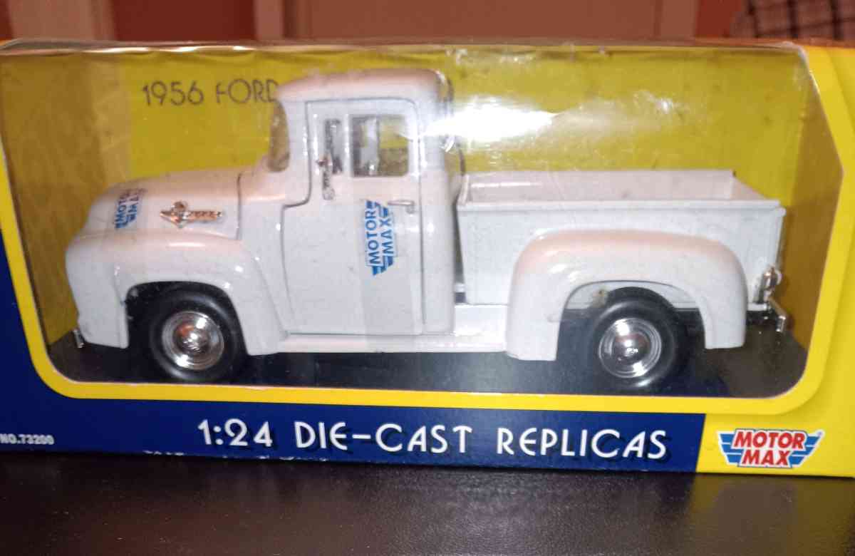 Motormax 1956 Ford Pickup In Box 124 Scale Diecast Model Car
