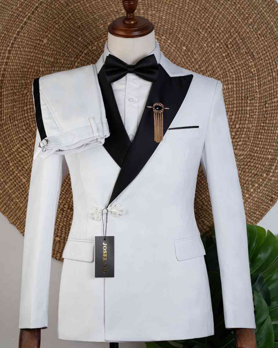 Men Suit comes as full set with everything there