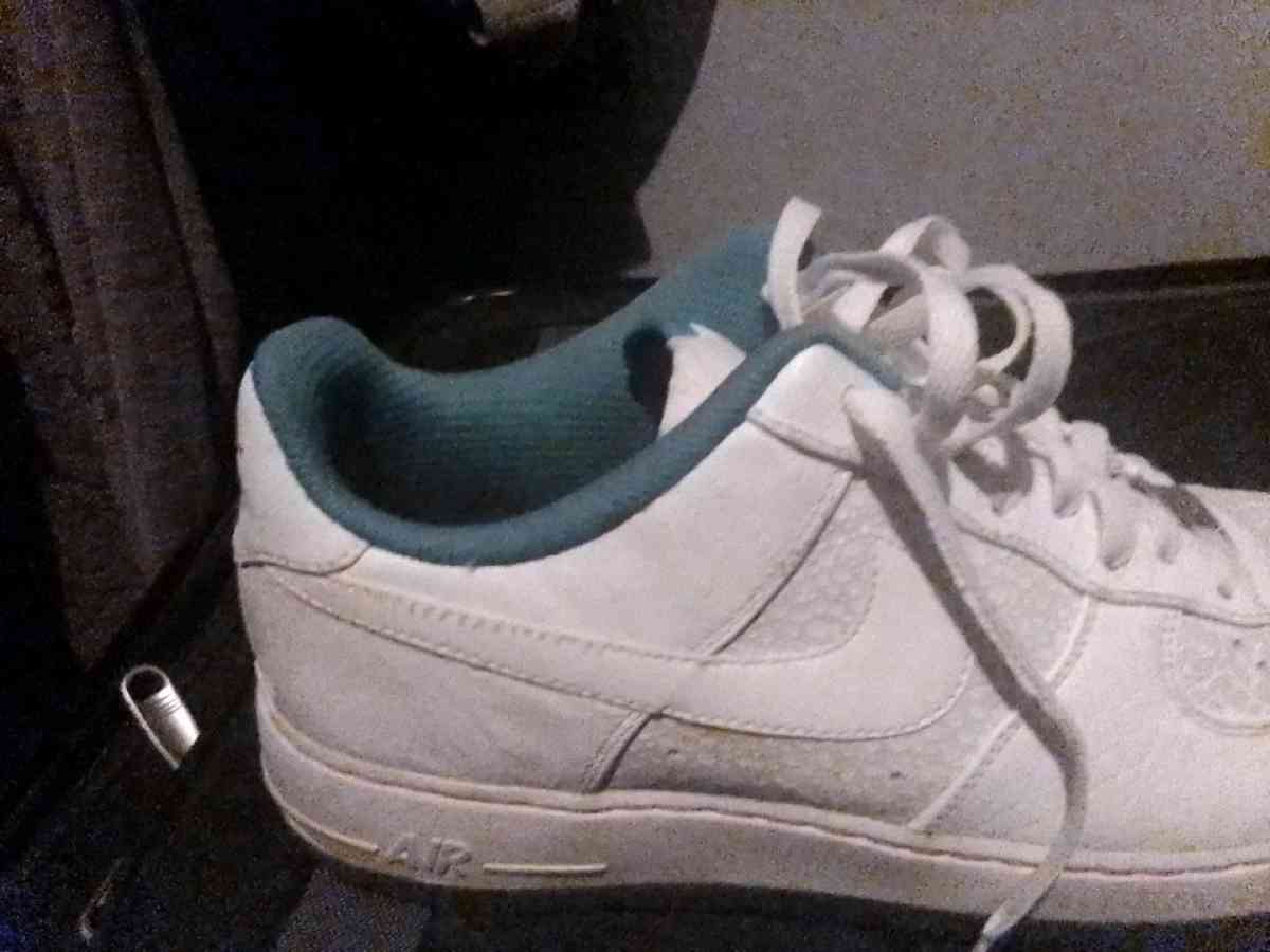 mens Nike tennis shoes size 11