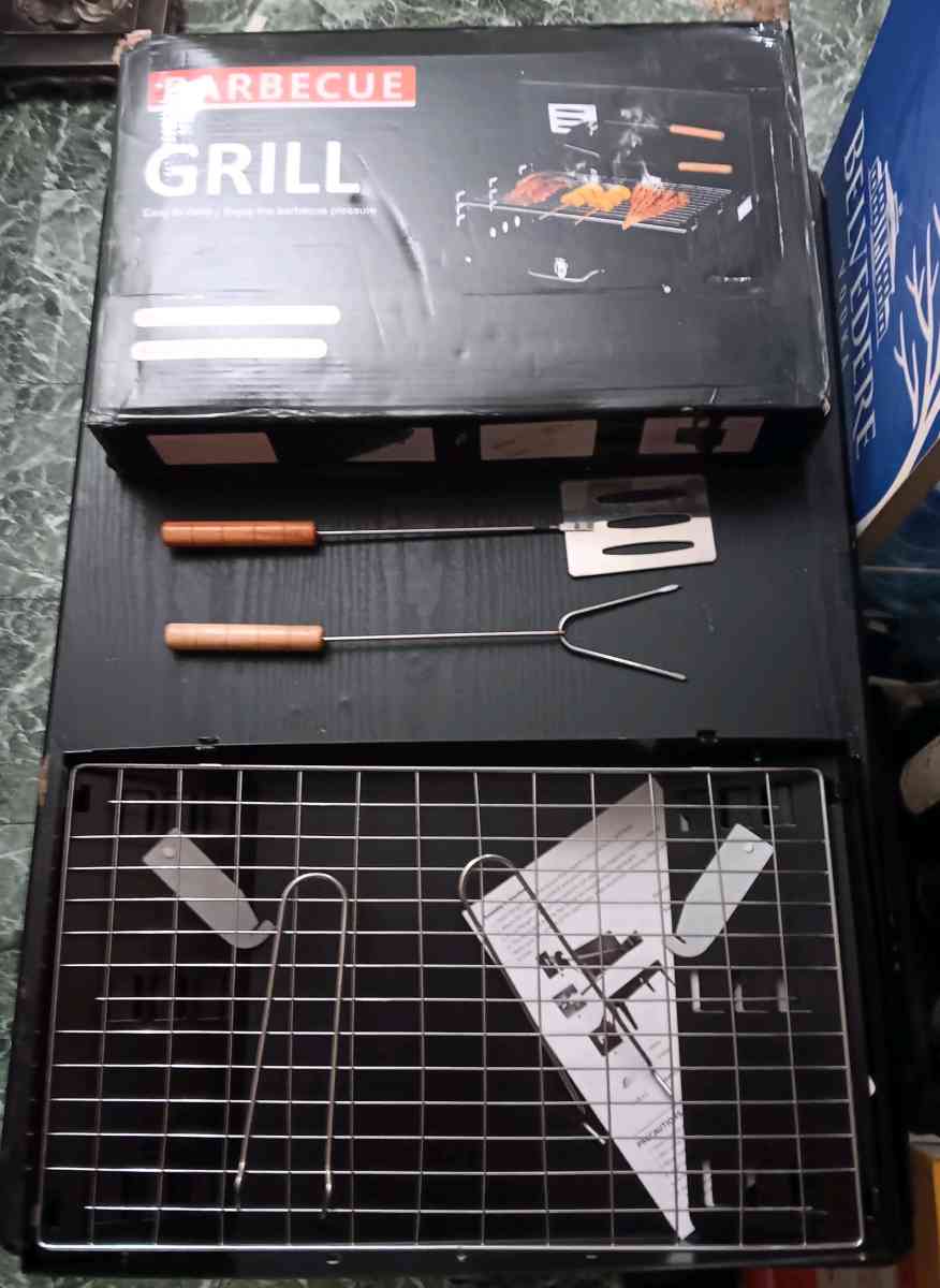 SMALL BARBECUE CHARCOAL GRILL WITH UTENSILS