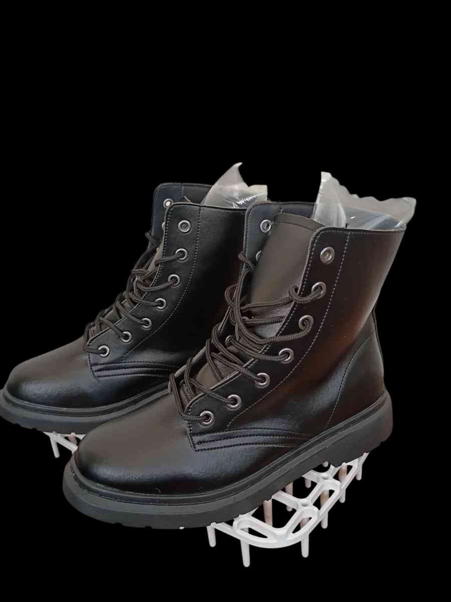 Rogue  Wolf Black Combat Boots  Womens US 8 EU 41  NWOB  Veg
