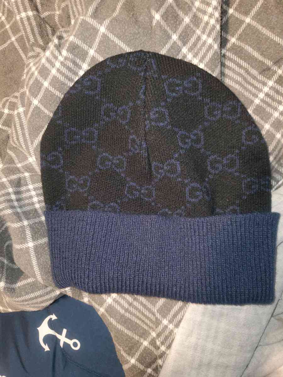 Gucci Navy and Black Knit Hat Elegant Gucci knit hat in navy