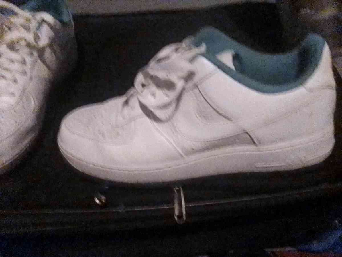 mens Nike tennis shoes size 11