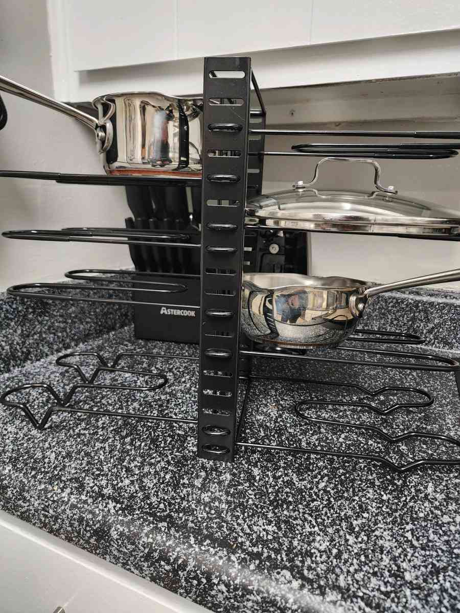 Adjustable pot and lid holder