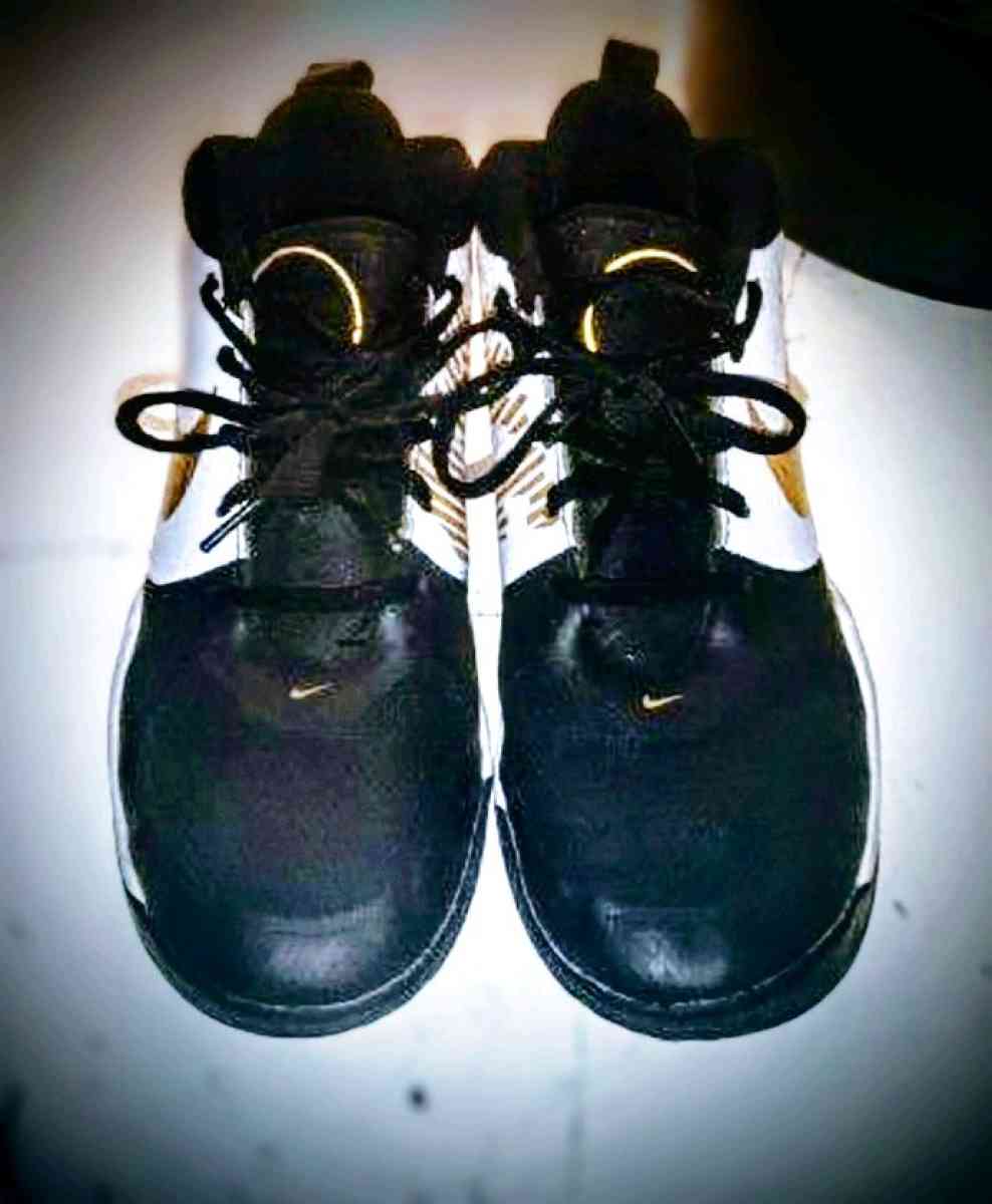 kids 6 and half size Nike shoes