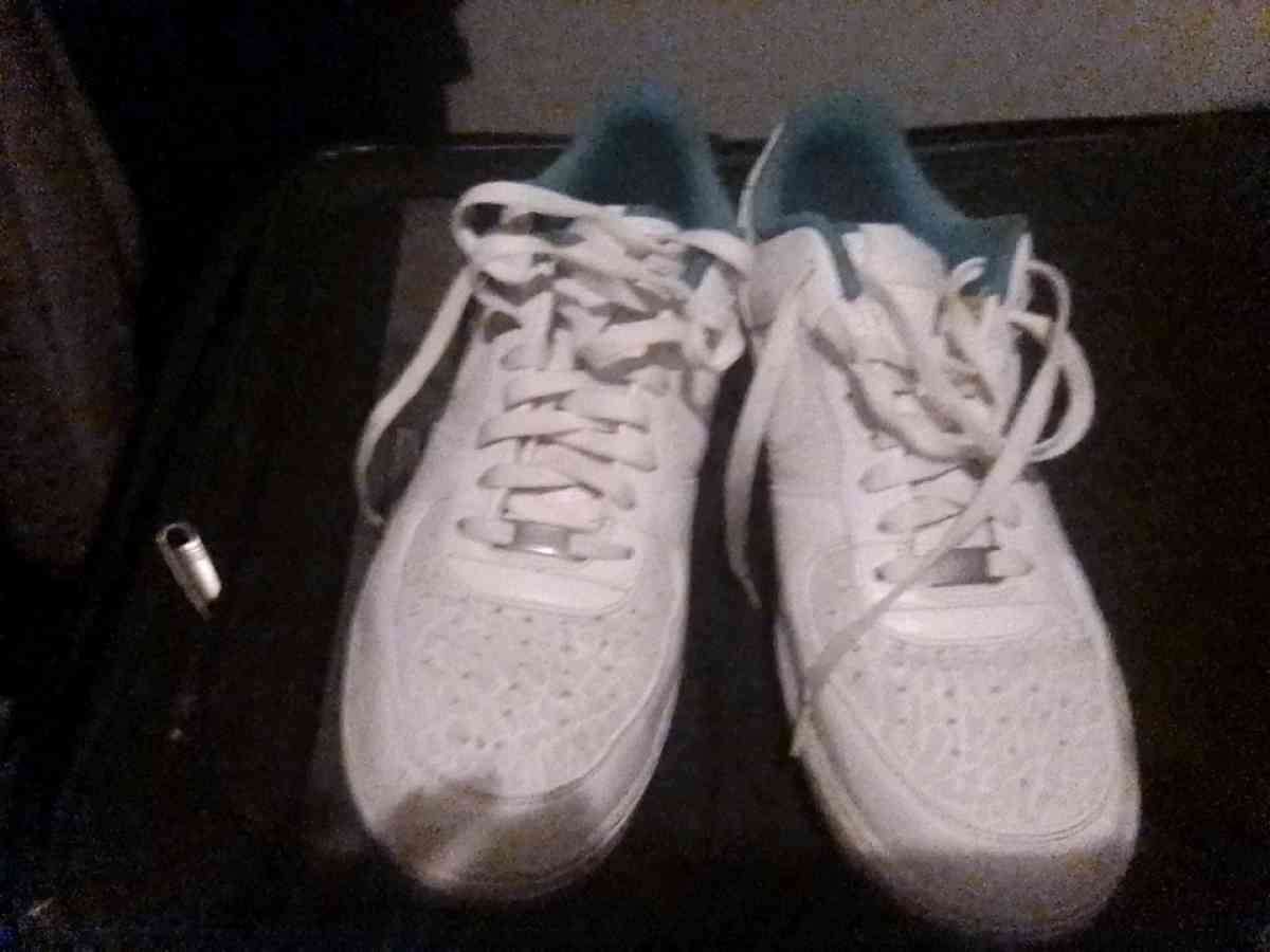 mens Nike tennis shoes size 11