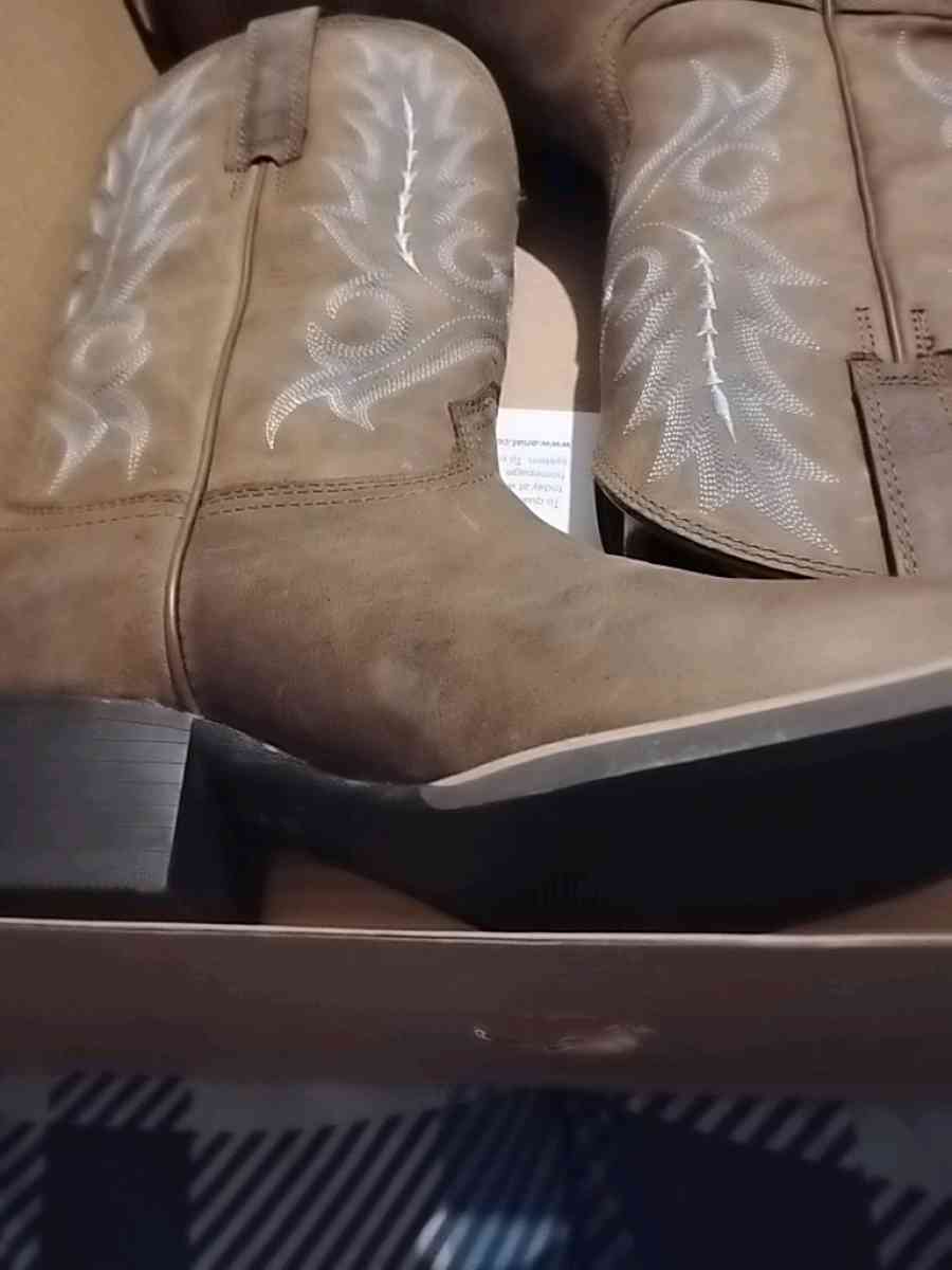 Ariat sport outfitter size 8 EE wide cowboy boots