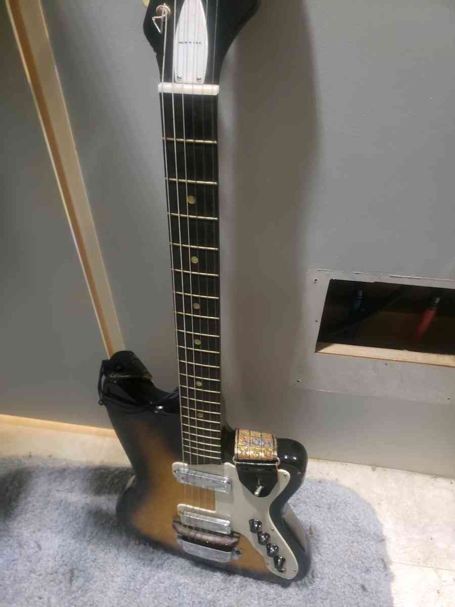 Silvertone Bobcat Guitar with Case by Holiday and Harmon