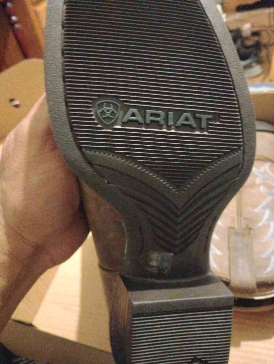 Ariat sport outfitter size 8 EE wide cowboy boots