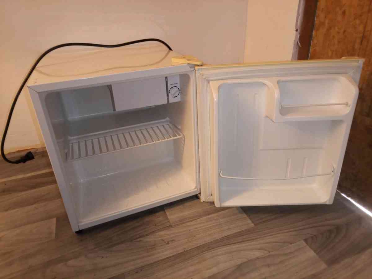 175 in 16 cu ft Mini Refrigerator in White ENERGY STAR