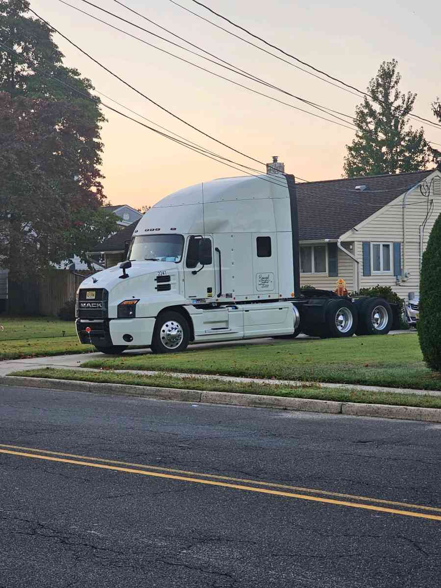 Mack Anthem 2020 white