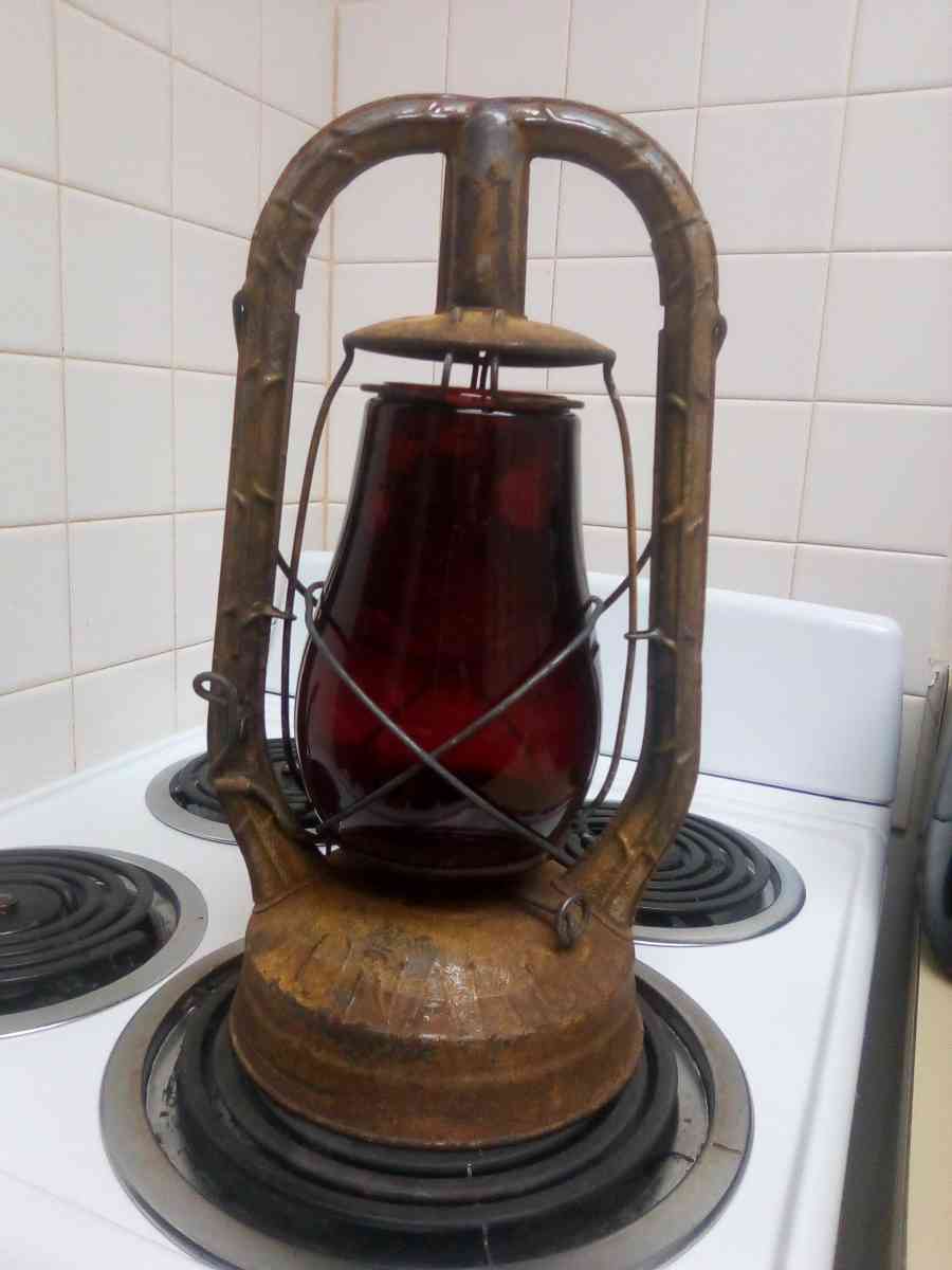 1885 monarch 15in yellow with red globe oil lamp