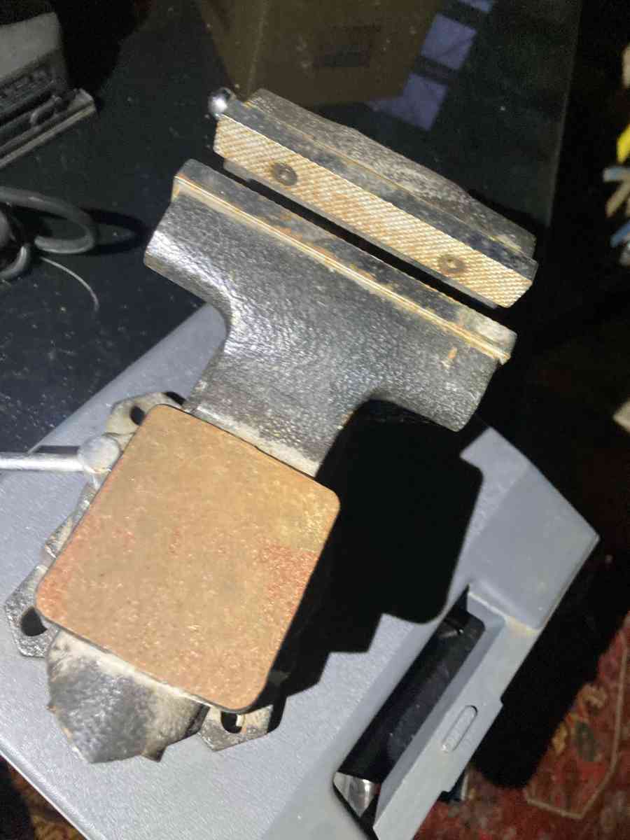 Columbian D6 HeavyDuty Swivel Base Bench Vise