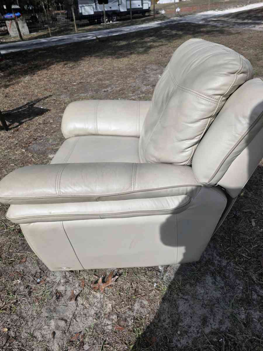 Cindy Crawford leather lounge chair