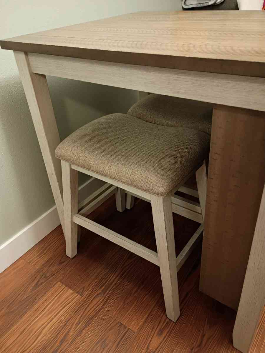 Counter Height Dining Table and 4 Barstools