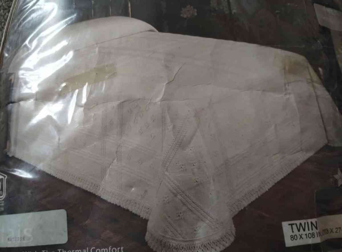 Twin size classic Elegance bed spread