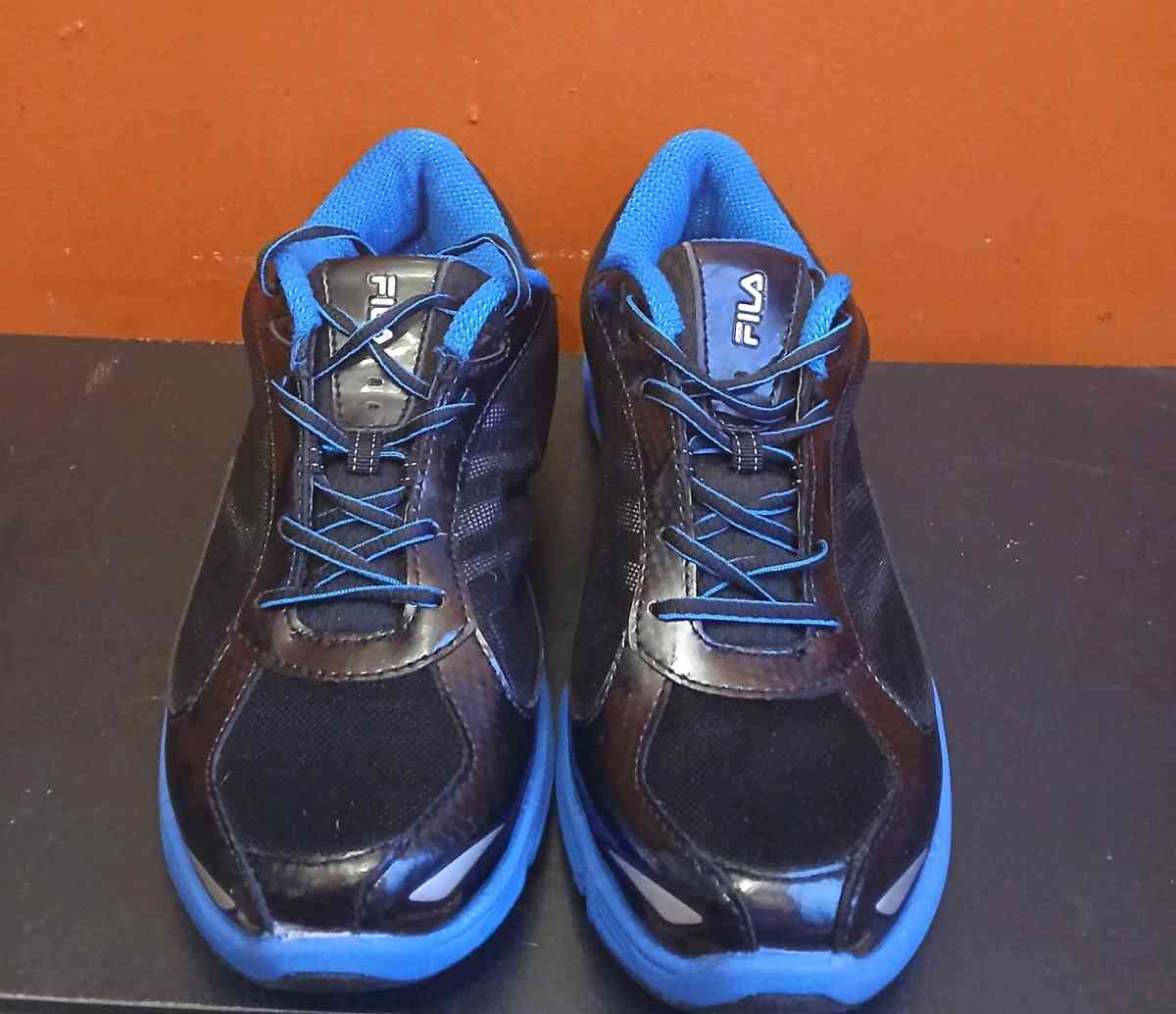 Fila black and blue tennis shoes size 7 men