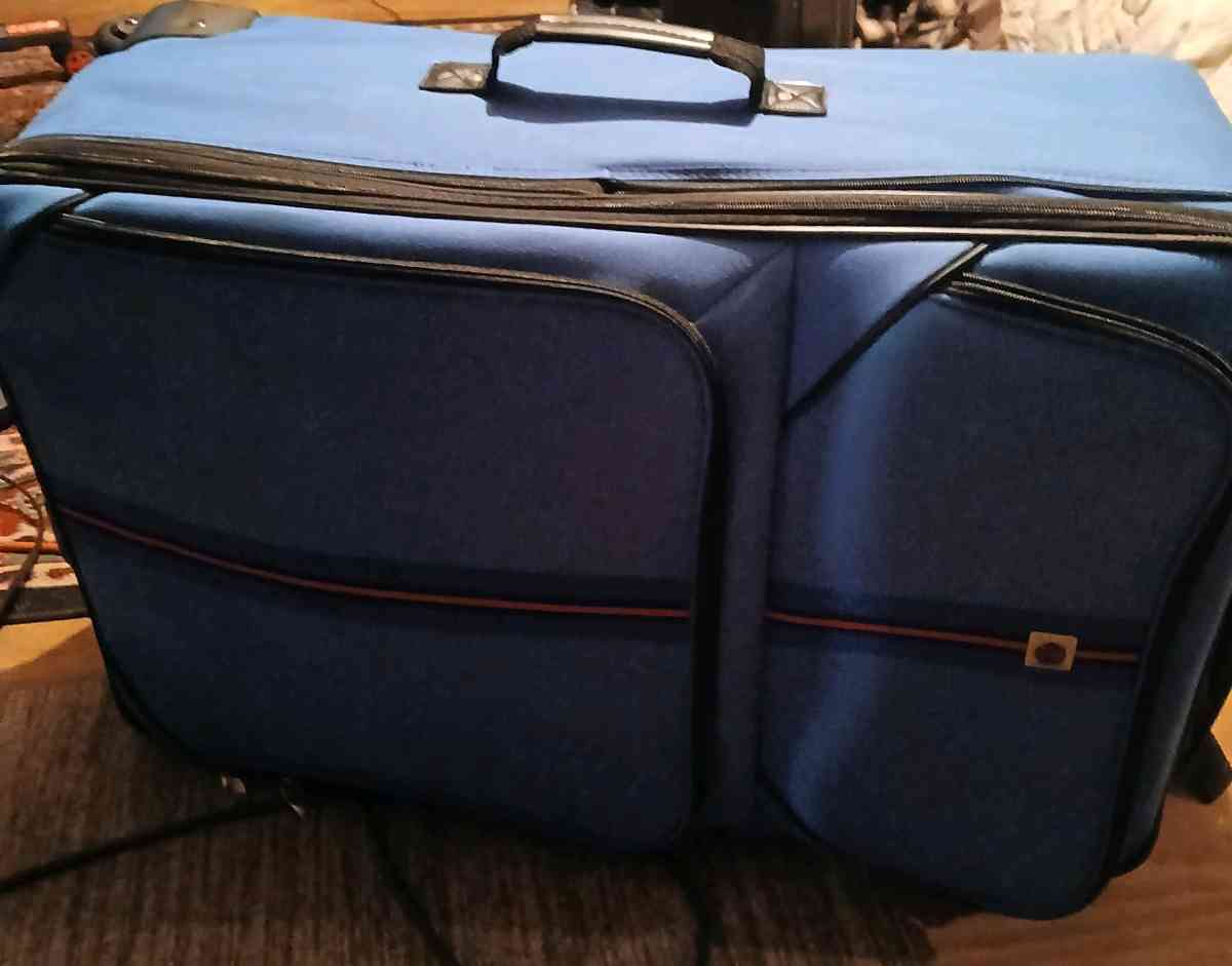 5 peice luggage set color blue with red stripe on front