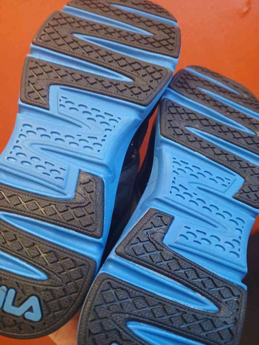 Fila black and blue tennis shoes size 7 men