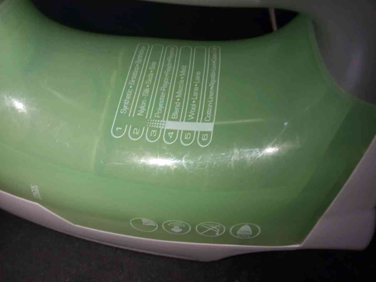 BLACK n DECKER Easy Steam Compact Iron