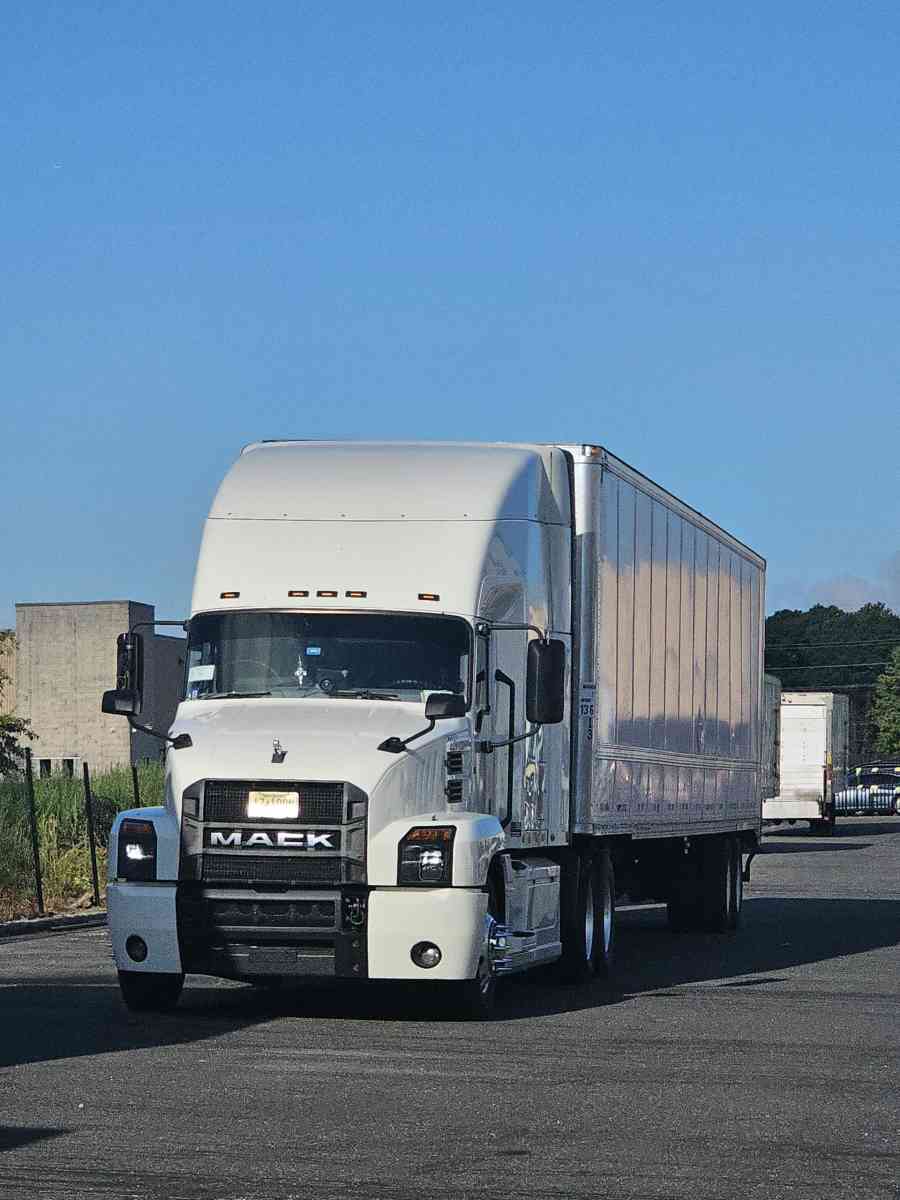 Mack Anthem 2020 white