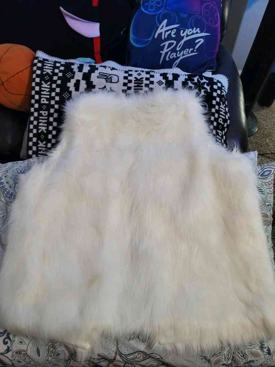 White Faux fur vest size 3x