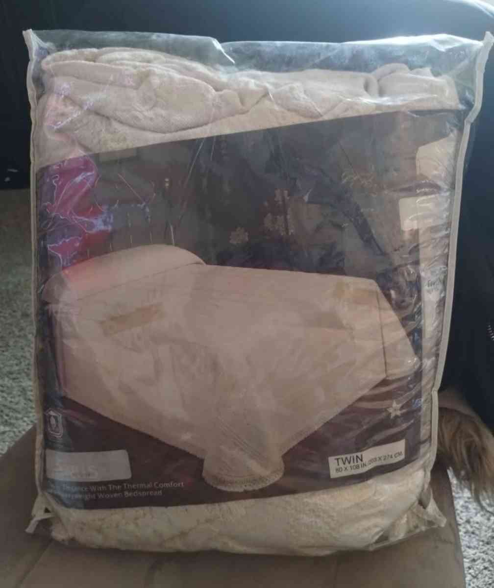 Twin size classic Elegance bed spread