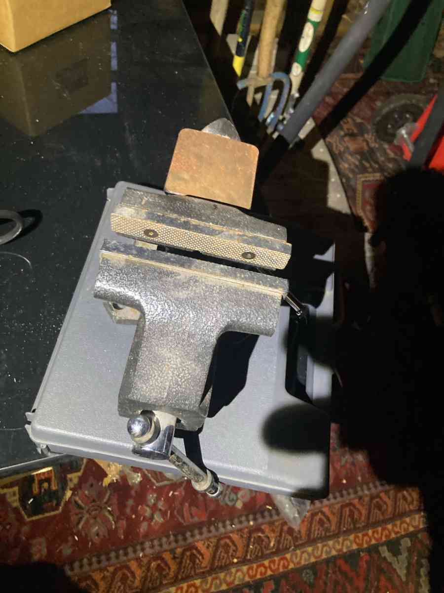 Columbian D6 HeavyDuty Swivel Base Bench Vise