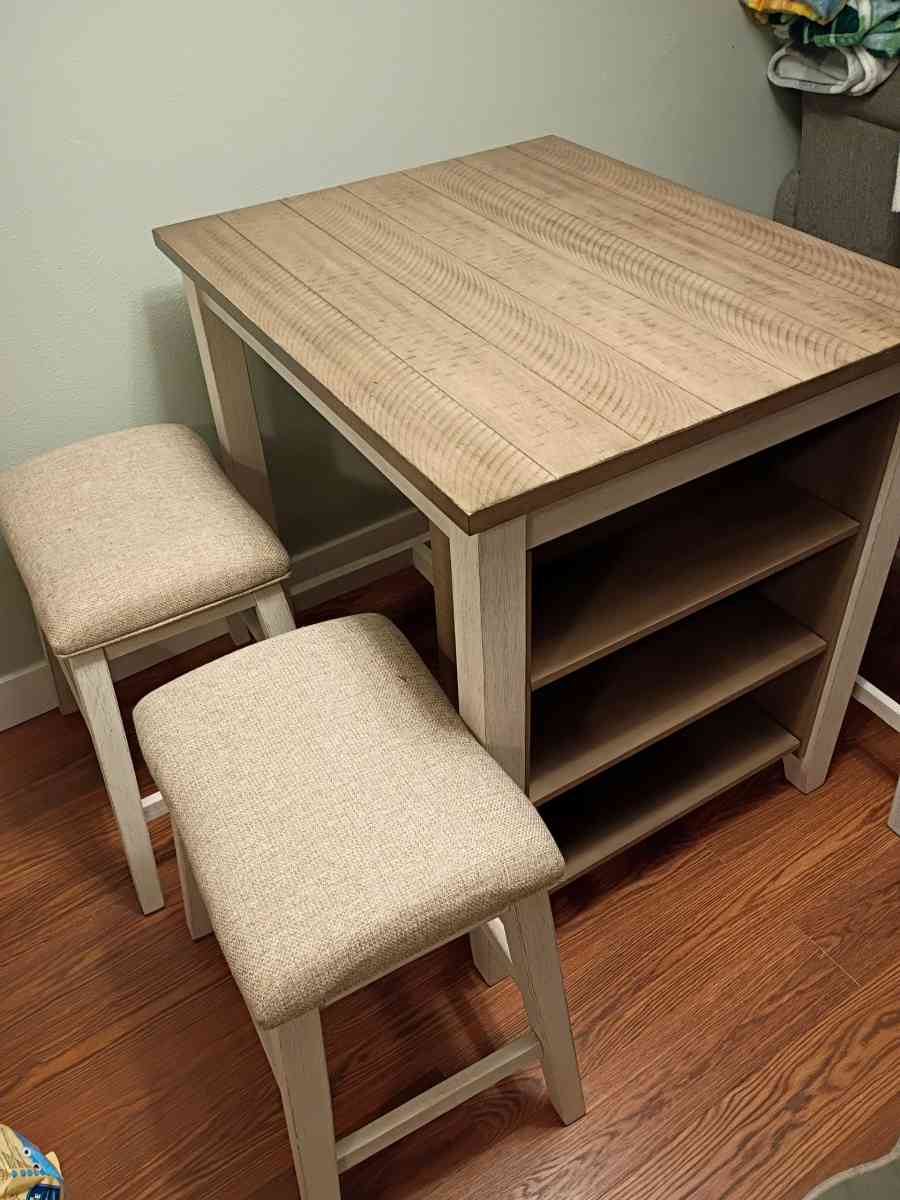 Counter Height Dining Table and 4 Barstools