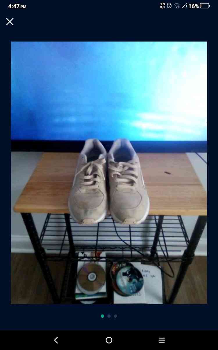 pumas tan suede size 9 mens