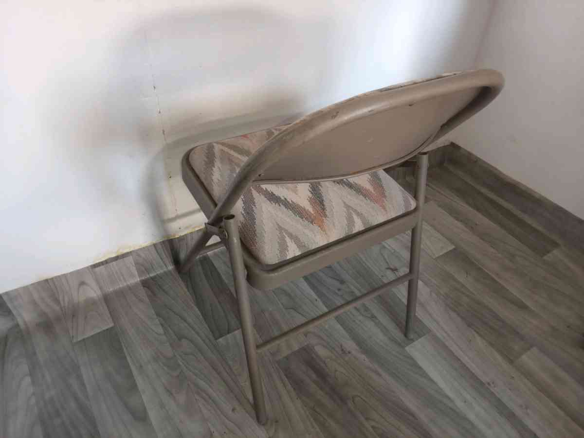 3 FEET TALL FOLDABLE PORTABLE TABLE  PORTABLE FOLDABLE CHAIR