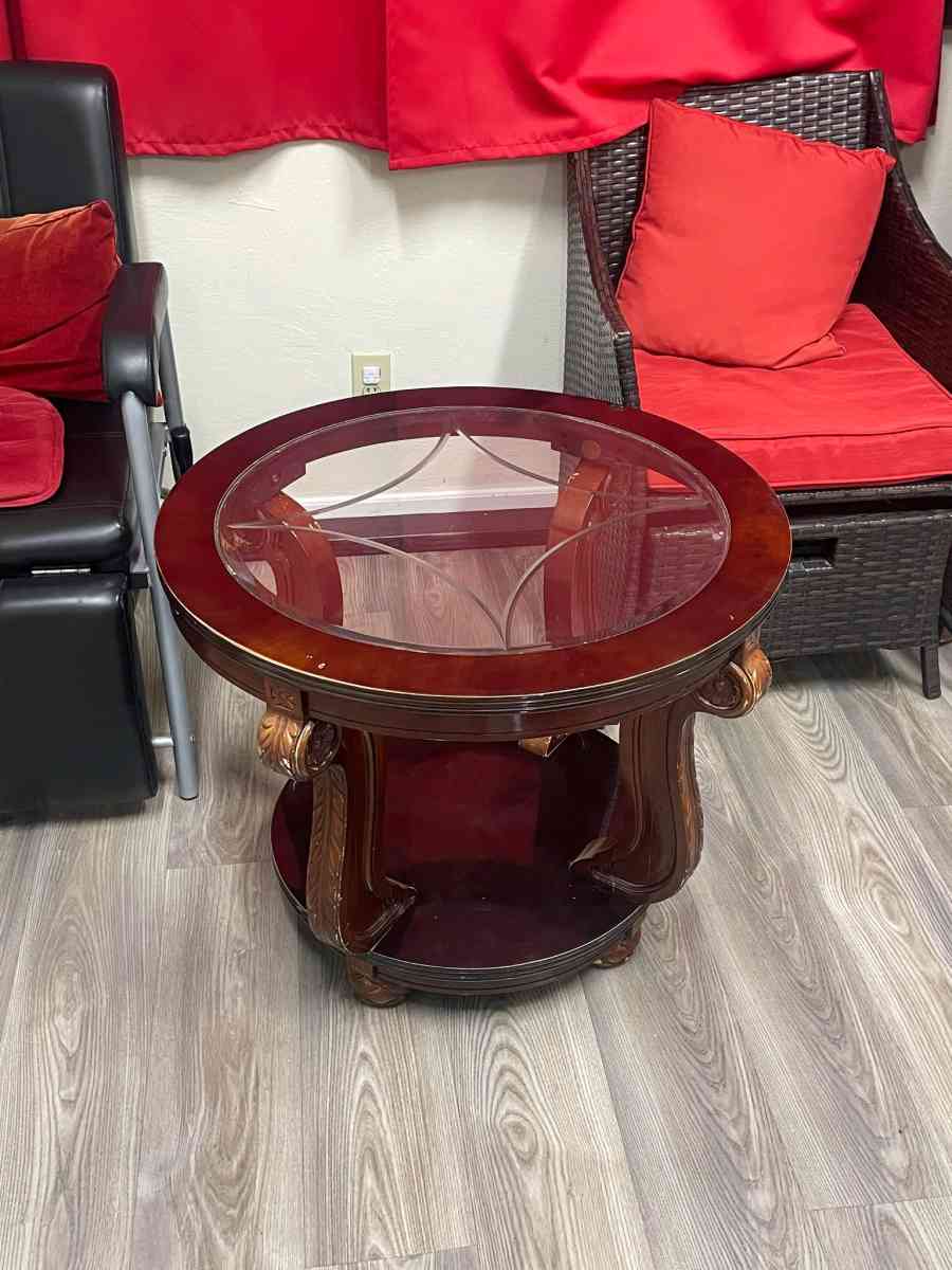 ROUND COUNTERTOP TABLE