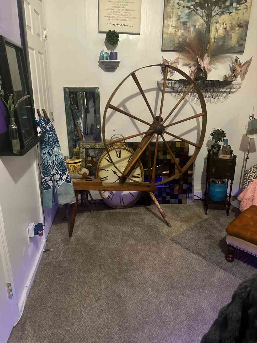 antique 43 inch great spinning wheel
