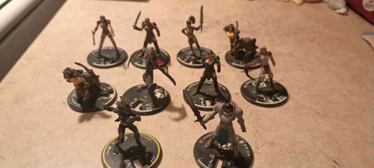 Lot of 18 HeroClix Game pieces