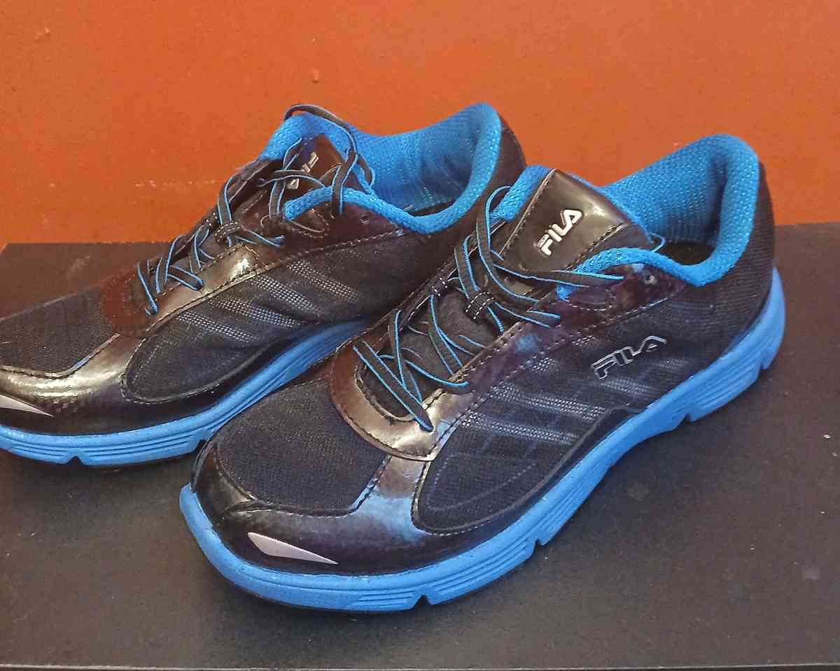 Fila black and blue tennis shoes size 7 men