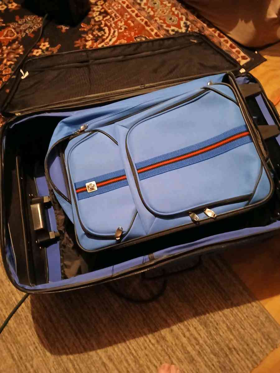 5 peice luggage set color blue with red stripe on front