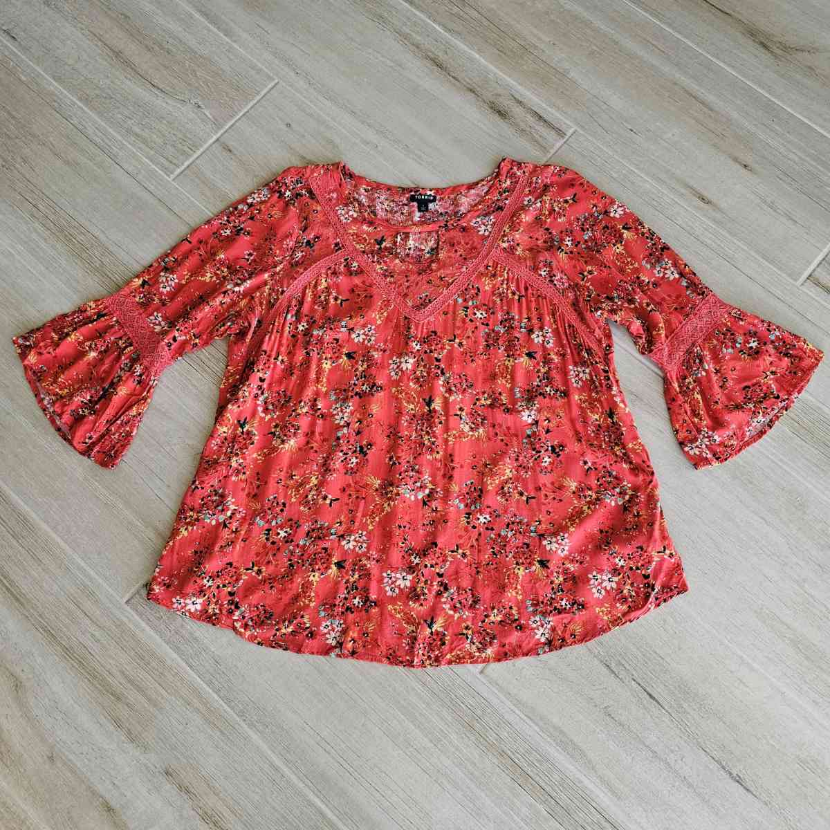 Torrid Size 1 Boho Orange Red Floral Top with Bell Sleeves