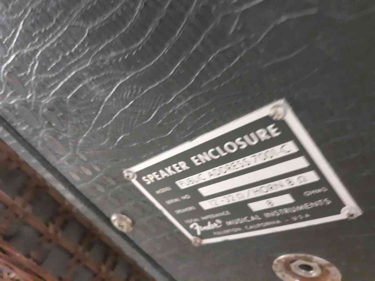 2 talk fender amps 4 x 10  32 oma 1200 wath 2 of there