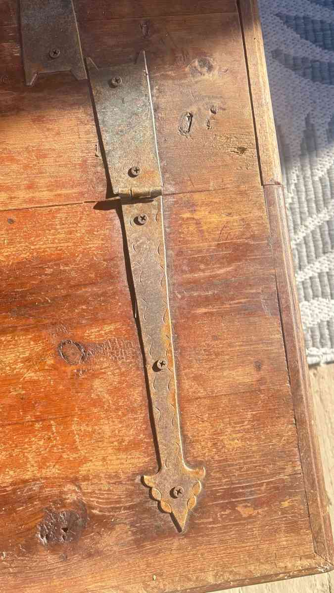 Vintage coffee table andor storage box