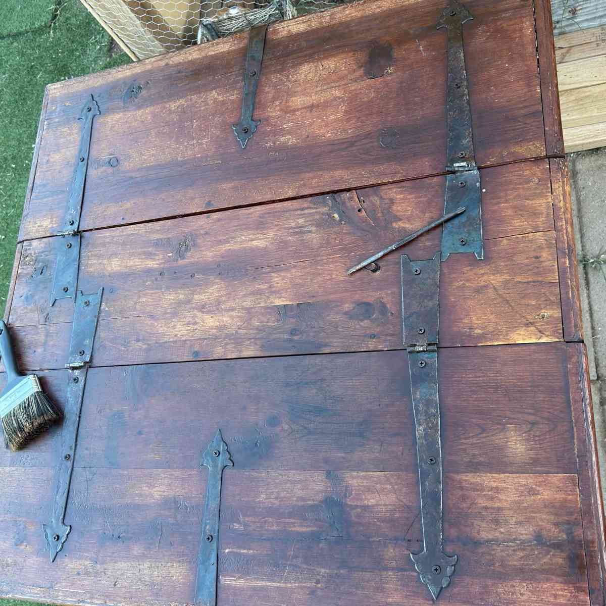 Vintage coffee table andor storage box