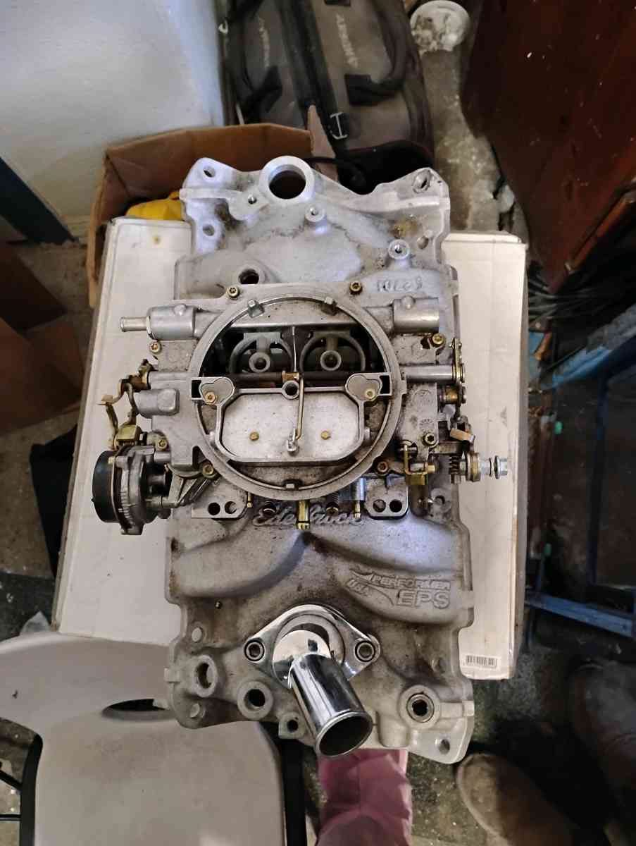 Edelbrock 1405 carburetor mounted on an Edelbrock Performer