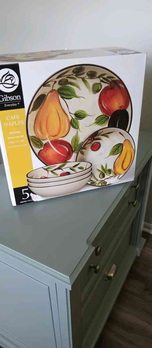 Gibson dinnerware set of 5 pieces brand new
