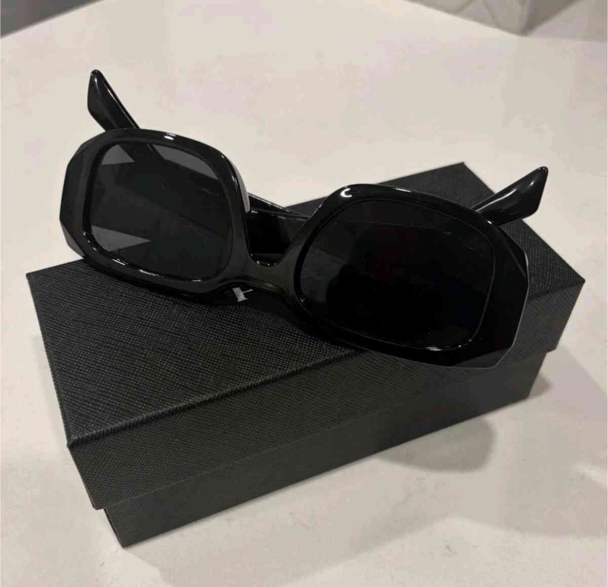 unisex black sunglasses