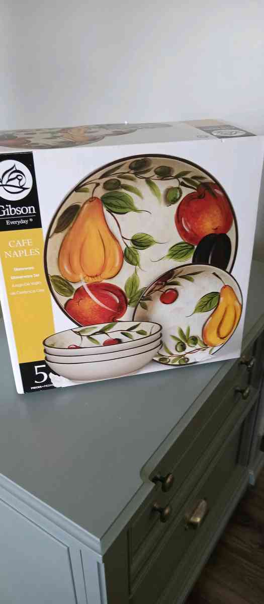 Gibson dinnerware set of 5 pieces brand new